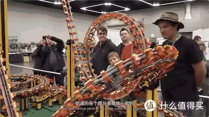 高达160cm细节还原到位!带你看巨型乐高MOC电动过山车! 高达160cm细节还原到位!带你看巨型乐高MOC电动过山车!