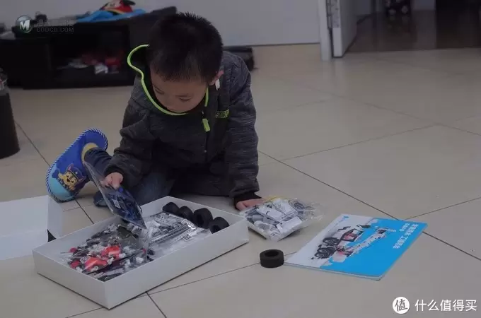 每一个男孩都有一个布鲁谢特梦— 米兔积木 1:16工程吊车 每一个男孩都有一个布鲁谢特梦— 米兔积木 1:16工程吊车