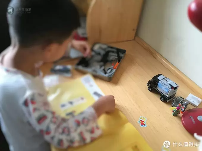 小手拼出大世界:纪念儿子的第一个外国偶像组合 LEGO 乐高 76032 小手拼出大世界:纪念儿子的第一个外国偶像组合 LEGO 乐高 76032