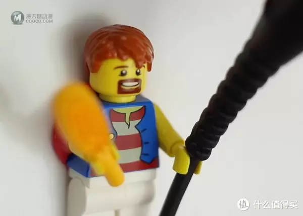 LEGO 乐高人仔新用途:帮你保管各种线 LEGO 乐高人仔新用途:帮你保管各种线