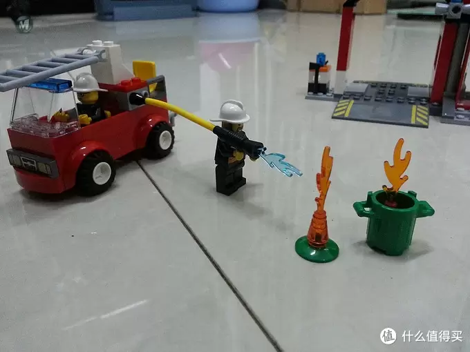 LEGO 乐高 小拼砌师系列 10675警察大追捕、10671火警救援队 LEGO 乐高 小拼砌师系列 10675警察大追捕、10671火警救援队