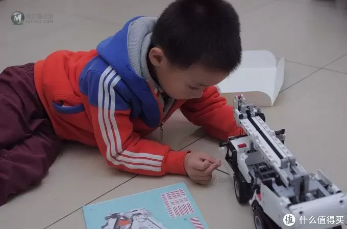 每一个男孩都有一个布鲁谢特梦— 米兔积木 1:16工程吊车 每一个男孩都有一个布鲁谢特梦— 米兔积木 1:16工程吊车