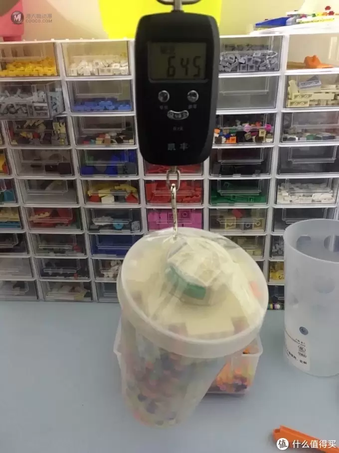 如何快速地在乐高店里装满一大杯Lego 如何快速地在乐高店里装满一大杯Lego