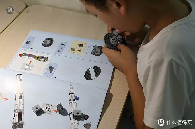不惑大叔的legogo 篇十二:带我去月球,重力轻浮你我—LEGO 乐高 21309 土星五号火箭 不惑大叔的legogo 篇十二:带我去月球,重力轻浮你我—LEGO 乐高 21309 土星五号火箭