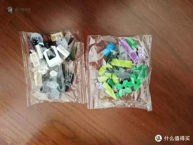 乐高拼搭 篇二:乐高10692小号积木桶 开箱晒物 乐高拼搭 篇二:乐高10692小号积木桶 开箱晒物