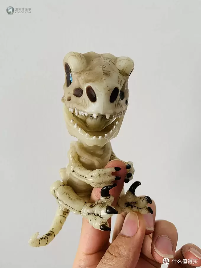开箱篇 篇一：中年人的小玩具，WowWee 凶猛迅猛龙骨架手指玩具