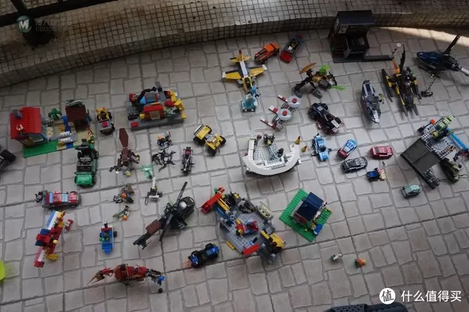 满是童趣和回忆：晒熊孩子的一堆 LEGO 乐高和类乐高
