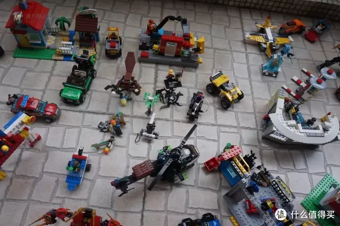 满是童趣和回忆：晒熊孩子的一堆 LEGO 乐高和类乐高