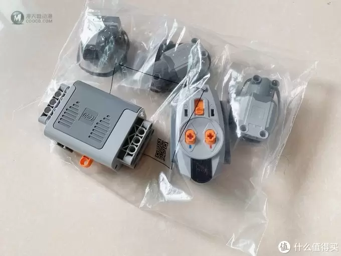 乐高42095 开箱拼搭：这台遥控特技赛车，大小朋友都爱玩