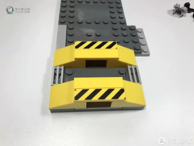 LEGO 乐高 拼拼乐 篇206： 小拼砌师 赛车总动员 10743 Smokey的车库