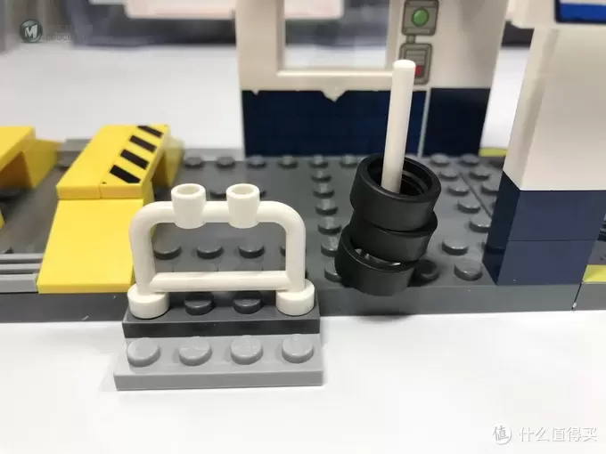 LEGO 乐高 拼拼乐 篇206： 小拼砌师 赛车总动员 10743 Smokey的车库