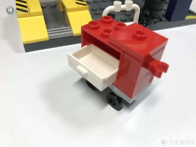LEGO 乐高 拼拼乐 篇206： 小拼砌师 赛车总动员 10743 Smokey的车库