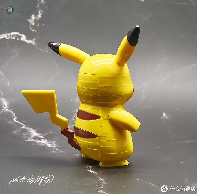 黄色电老鼠的 3D 拼图模型秀